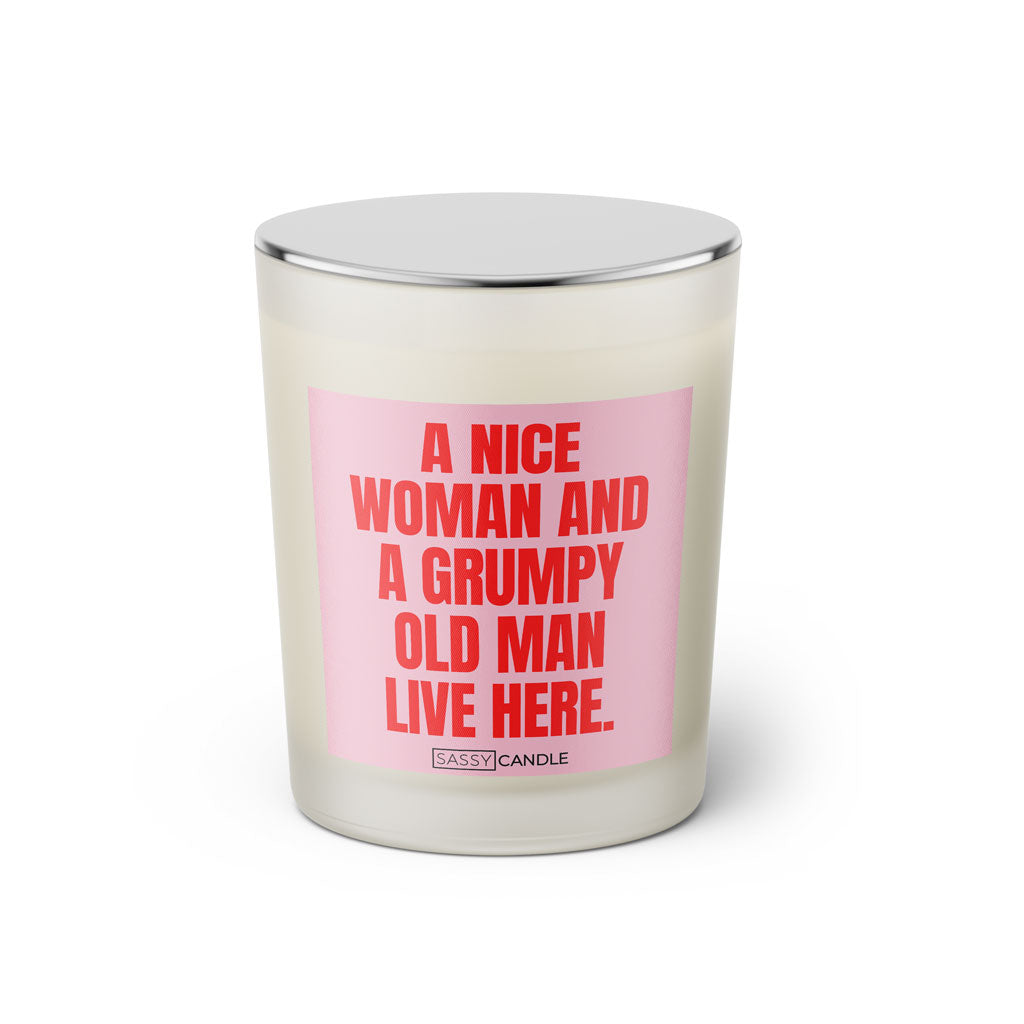 Duftkerze mit witzigen Spruch:A nice woman and a grumpy old man live here. Farbe rosa und pink. Kerzenglas mit silbernen Deckel von Sassy Candle.
