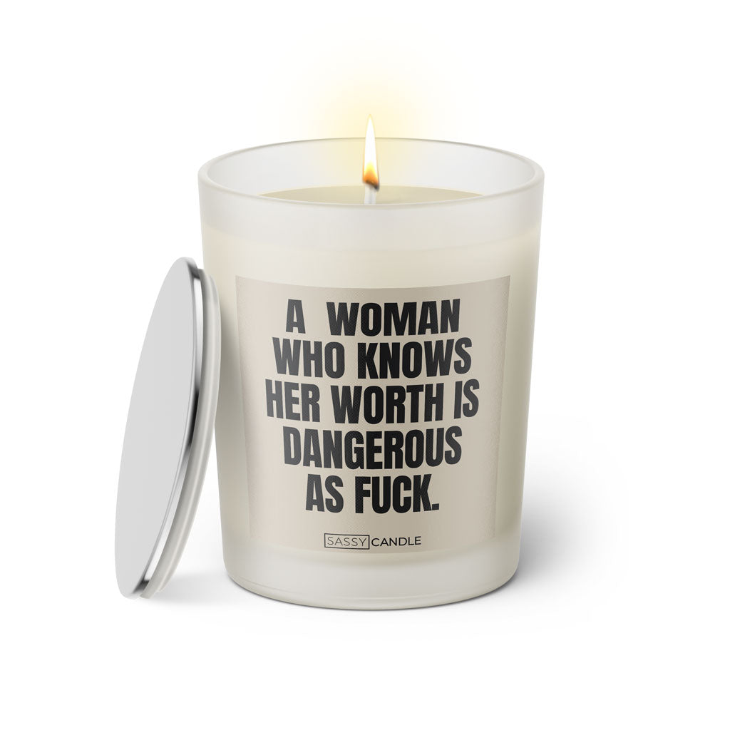 Duftkerze mit witzigen Spruch: A woman who knows her worth is dangerous as fuck. Farbe beige und schwarz von Sassy Candle.