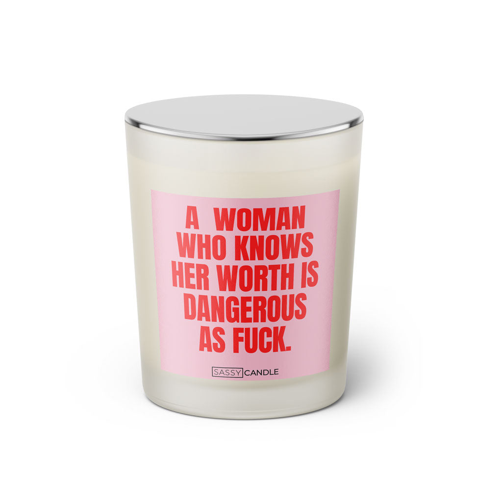 Duftkerze mit witzigen Spruch: A woman who knows her worth is dangerous as fuck. Farbe rosa und pink von Sassy Candle.