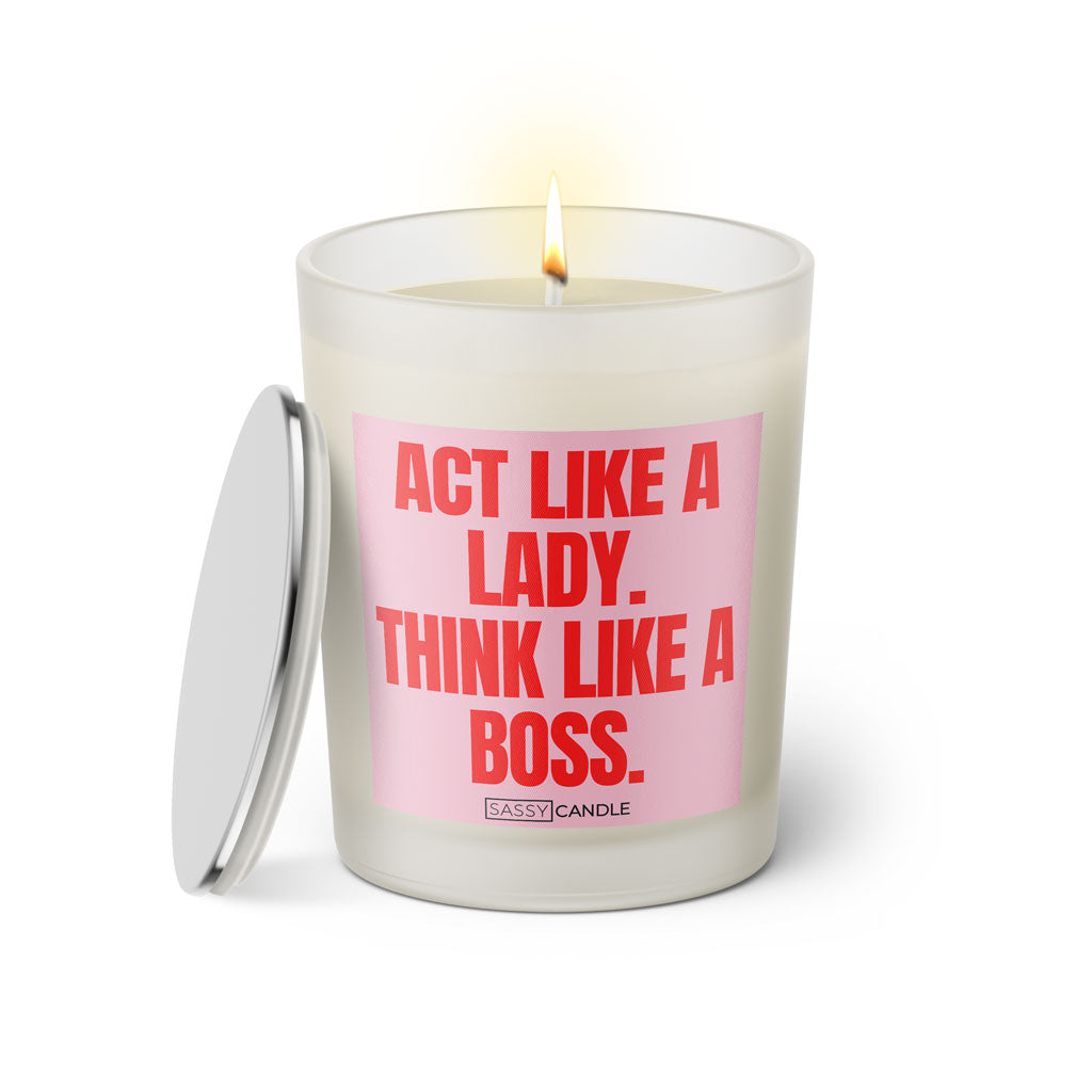 Duftkerze mit witzigen Spruch: Act like a Lady. Think like a Boss. Farbe rosa und pink von Sassy Candle.