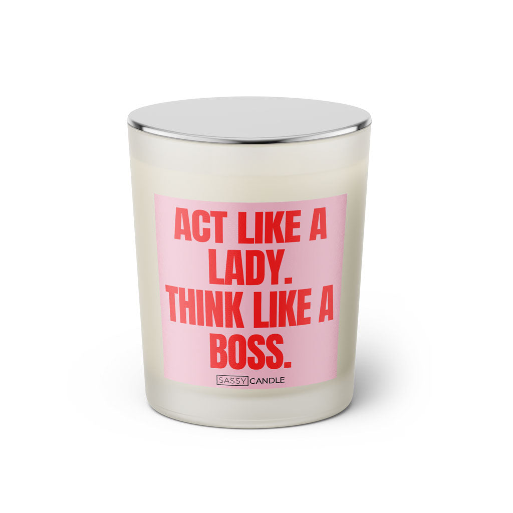 Duftkerze mit witzigen Spruch: Act like a Lady. Think like a Boss. Farbe rosa und pink von Sassy Candle.