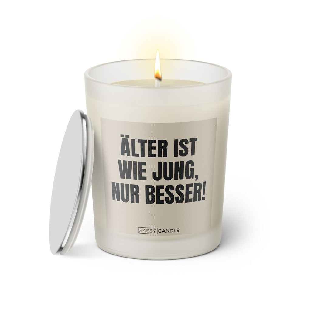 Duftkerze mit lustigem Spruch. Alt ist wie jung, nur besser. Farbe beige und schwarze Schrift. Kerzenglas mit Deckel von SassyCandle.