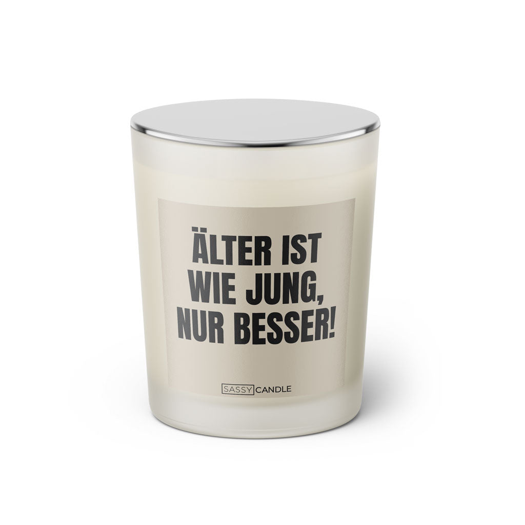 Duftkerze mit lustigem Spruch. Alt ist wie jung, nur besser. Farbe beige und schwarze Schrift. Kerzenglas mit geschlossenem Deckel von Sassy Candle.