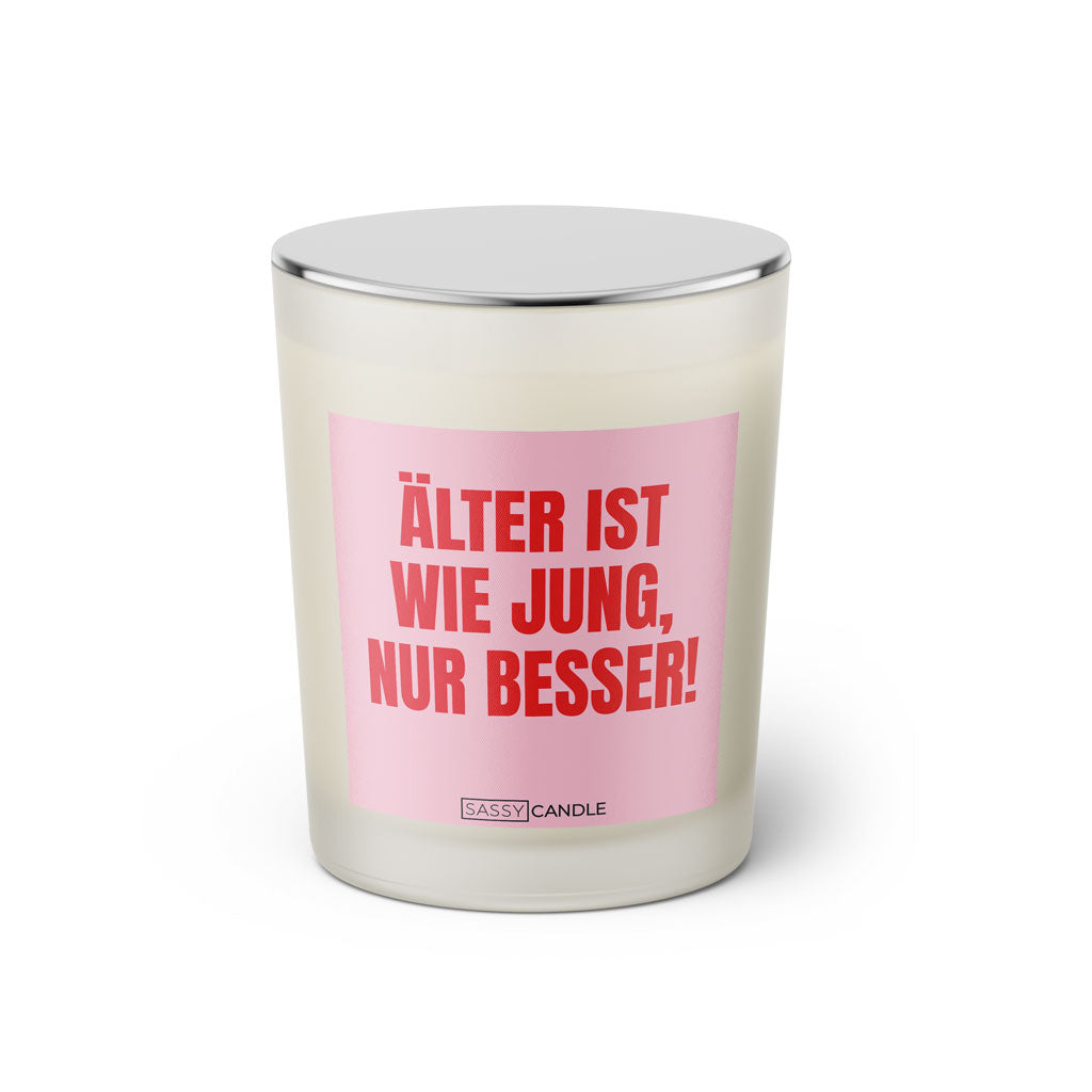 Duftkerze mit lustigem Spruch. Alt ist wie jung, nur besser. Farbe rosa und pinke Schrift. Kerzenglas mit geschlossenem Deckel von Sassy Candle.