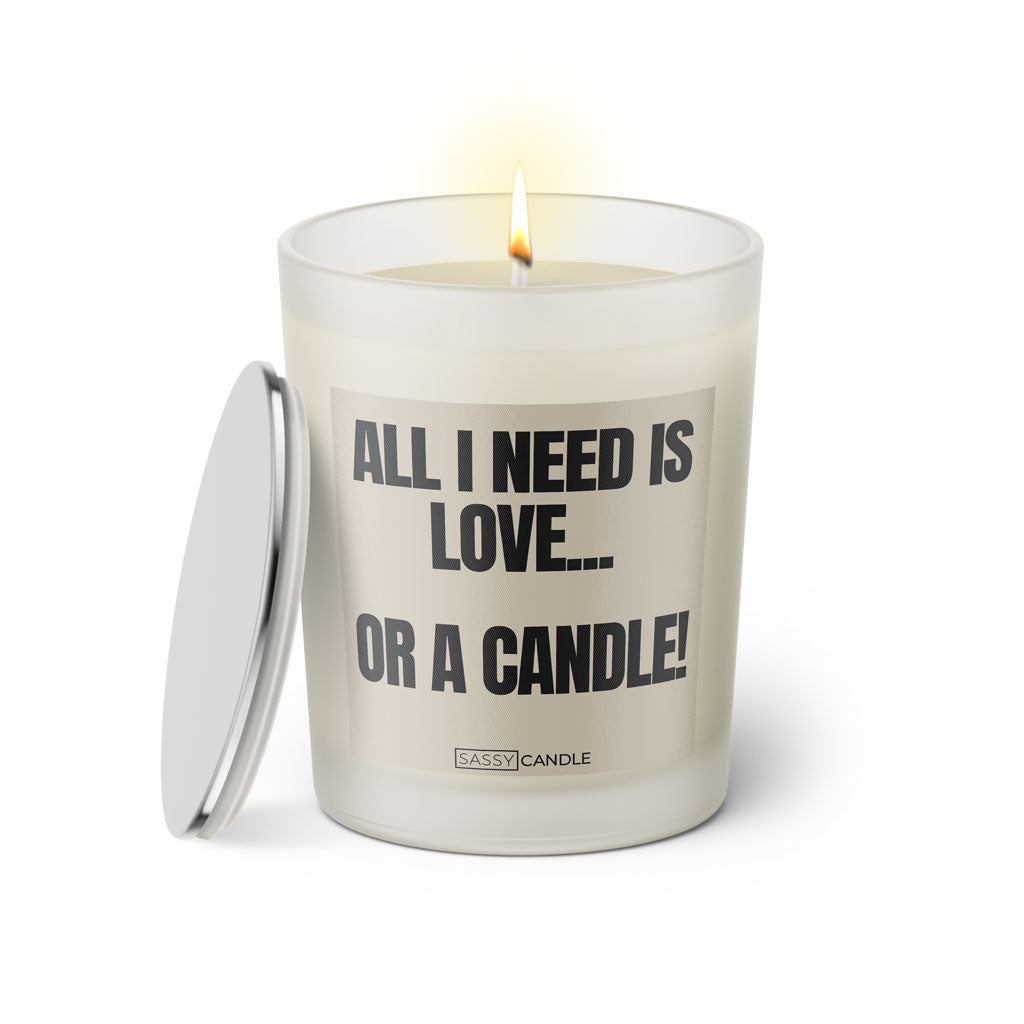 Duftkerze mit witzigen Spruch: All I need is love... Or a candle! Farbe beige und schwarz von Sassy Candle.