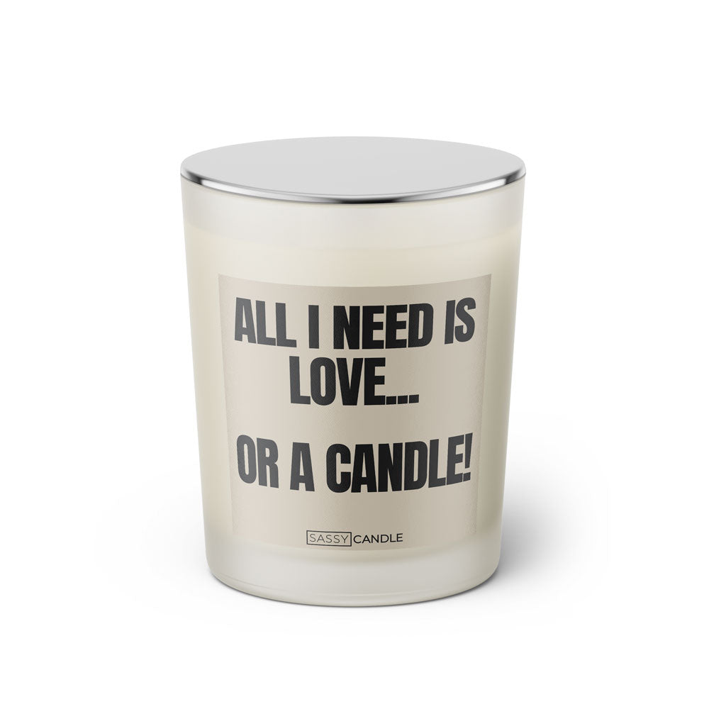 Duftkerze mit witzigen Spruch: All I need is love... Or a candle! Farbe beige und schwarz von Sassy Candle.
