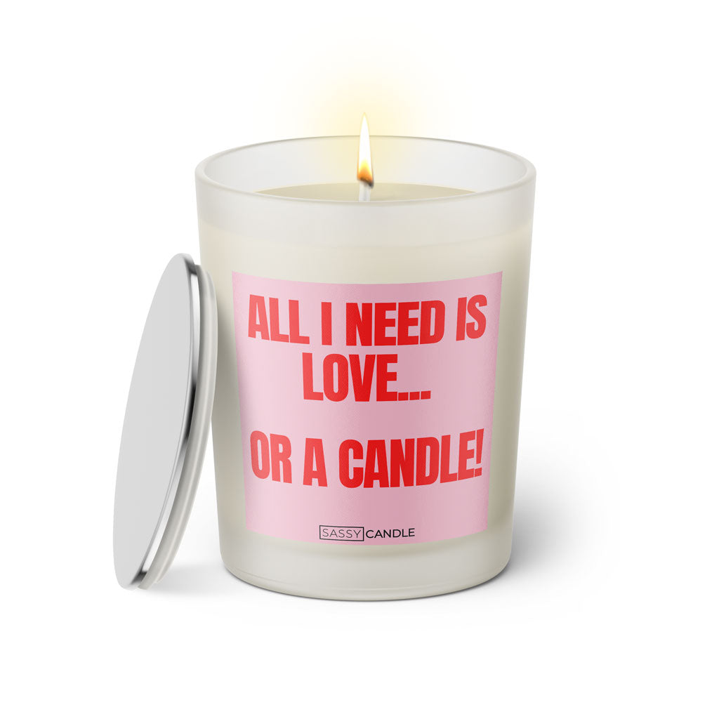 Duftkerze mit witzigen Spruch: All I need is love... Or a candle! Farbe rosa und pink von Sassy Candle.