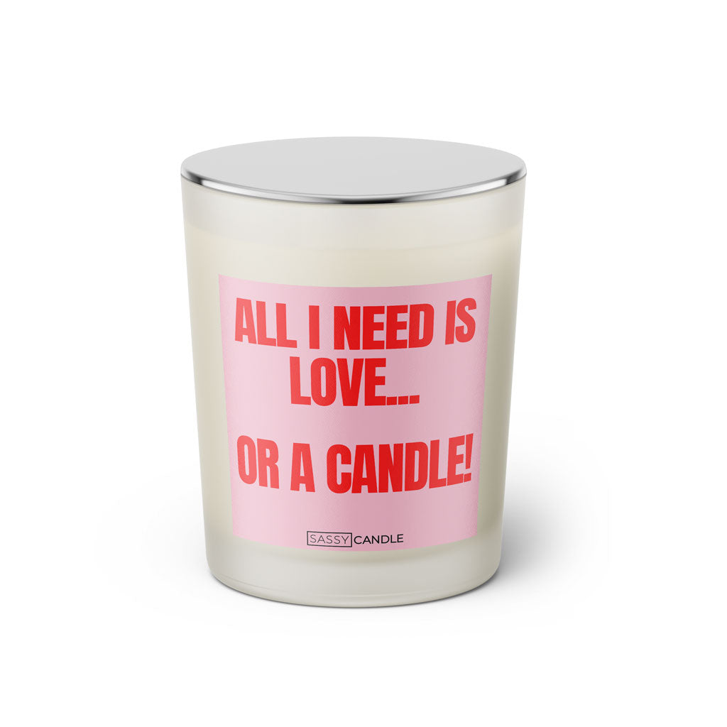Duftkerze mit witzigen Spruch: All I need is love... Or a candle! Farbe rosa und pink von Sassy Candle.