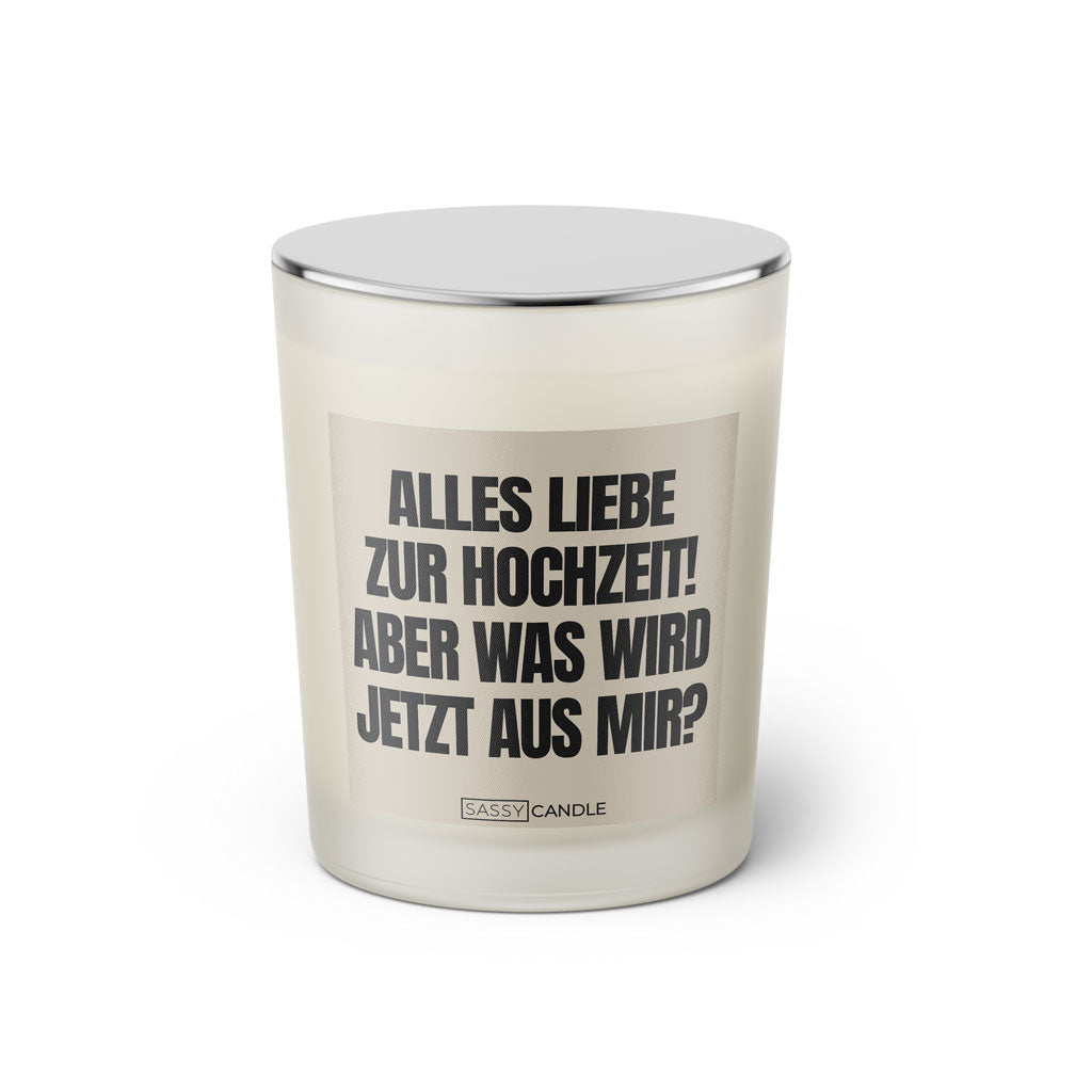 Duftkerze mit witzigen Spruch: Alles Liebe zur Hochzeit! Aber was wird jetzt aus mir? Farbe beige und schwarz von Sassy Candle.