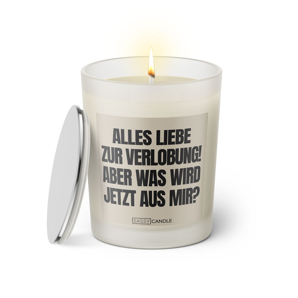 Duftkerze mit witzigen Spruch: Alles Liebe zur Verlobung! Aber was wird jetzt aus mir? Farbe beige und schwarz von Sassy Candle.