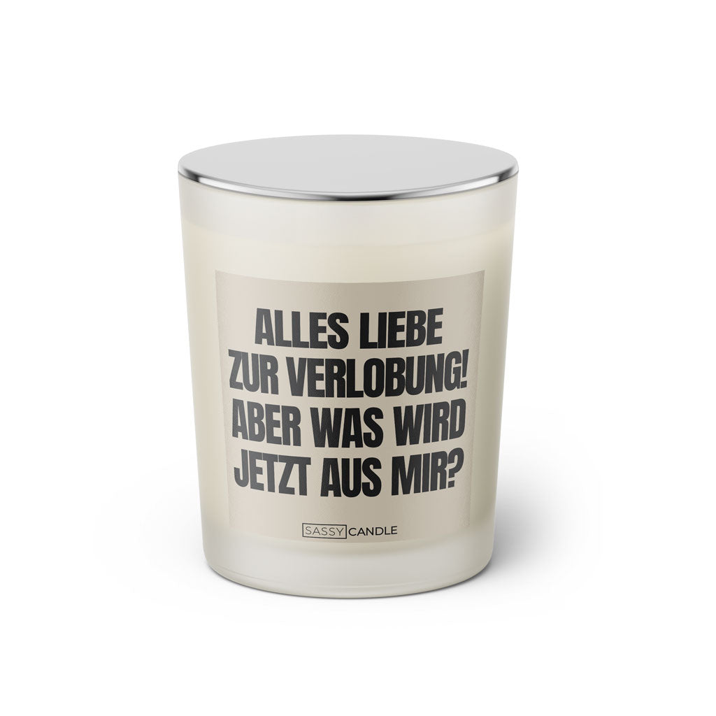 Duftkerze mit witzigen Spruch: Alles Liebe zur Verlobung! Aber was wird jetzt aus mir? Farbe beige und schwarz von Sassy Candle.