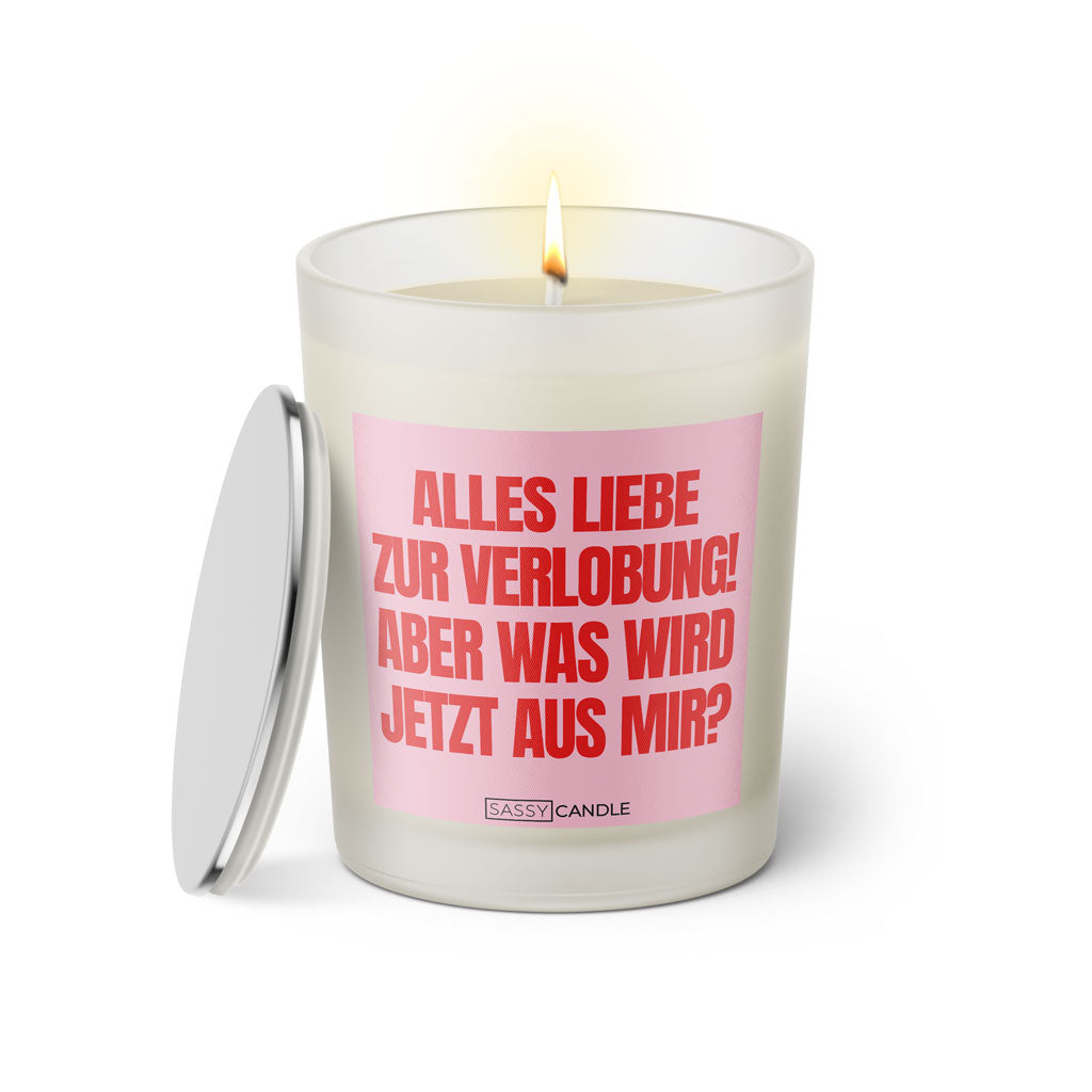 Duftkerze mit witzigen Spruch: Alles Liebe zur Verlobung! Aber was wird jetzt aus mir? Farbe rosa und pink von Sassy Candle.