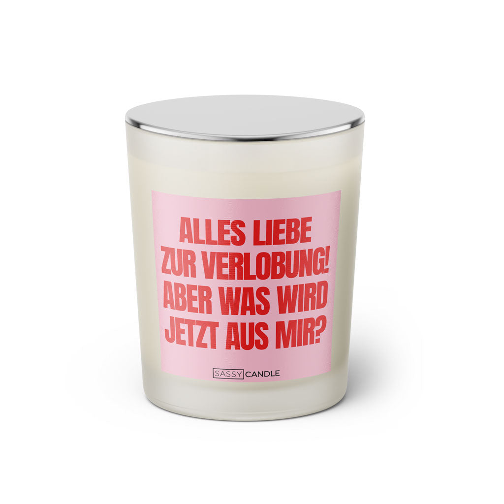 Duftkerze mit witzigen Spruch: Alles Liebe zur Verlobung! Aber was wird jetzt aus mir? Farbe rosa und pink von Sassy Candle.