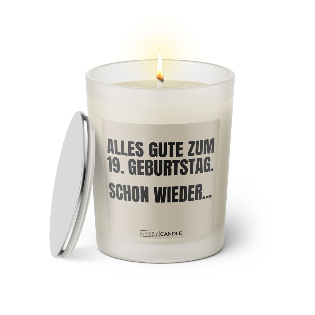 Duftkerze mit witzigem Spruch. Alles Gute zum 19. Geburtstag. Schon wieder. Farbe beige und schwarze Schrift. Kerzenglas mit silbernem Deckel von SassyCandle.