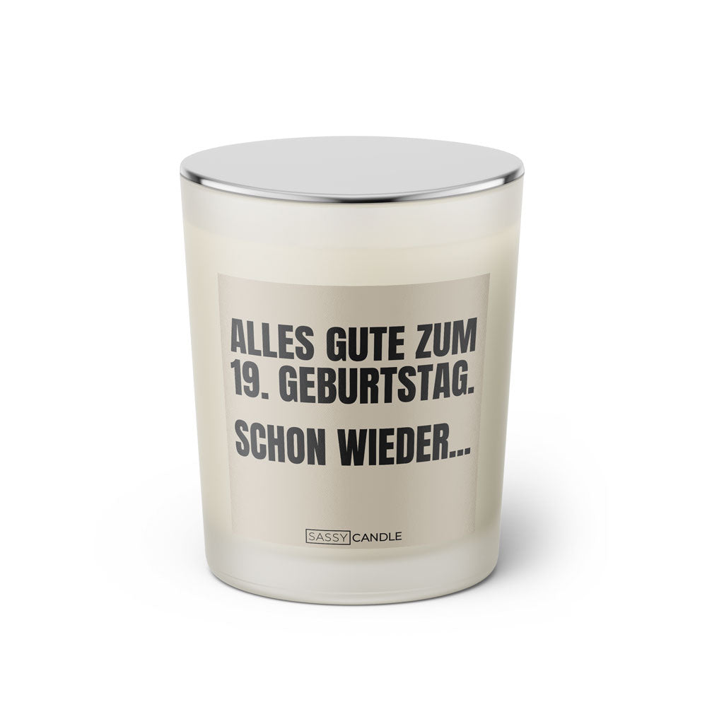Duftkerze mit witzigem Spruch. Alles Gute zum 19. Geburtstag. Schon wieder. Farbe beige und schwarze Schrift. Kerzenglas mit geschlossenem silbernem Deckel von SassyCandle.