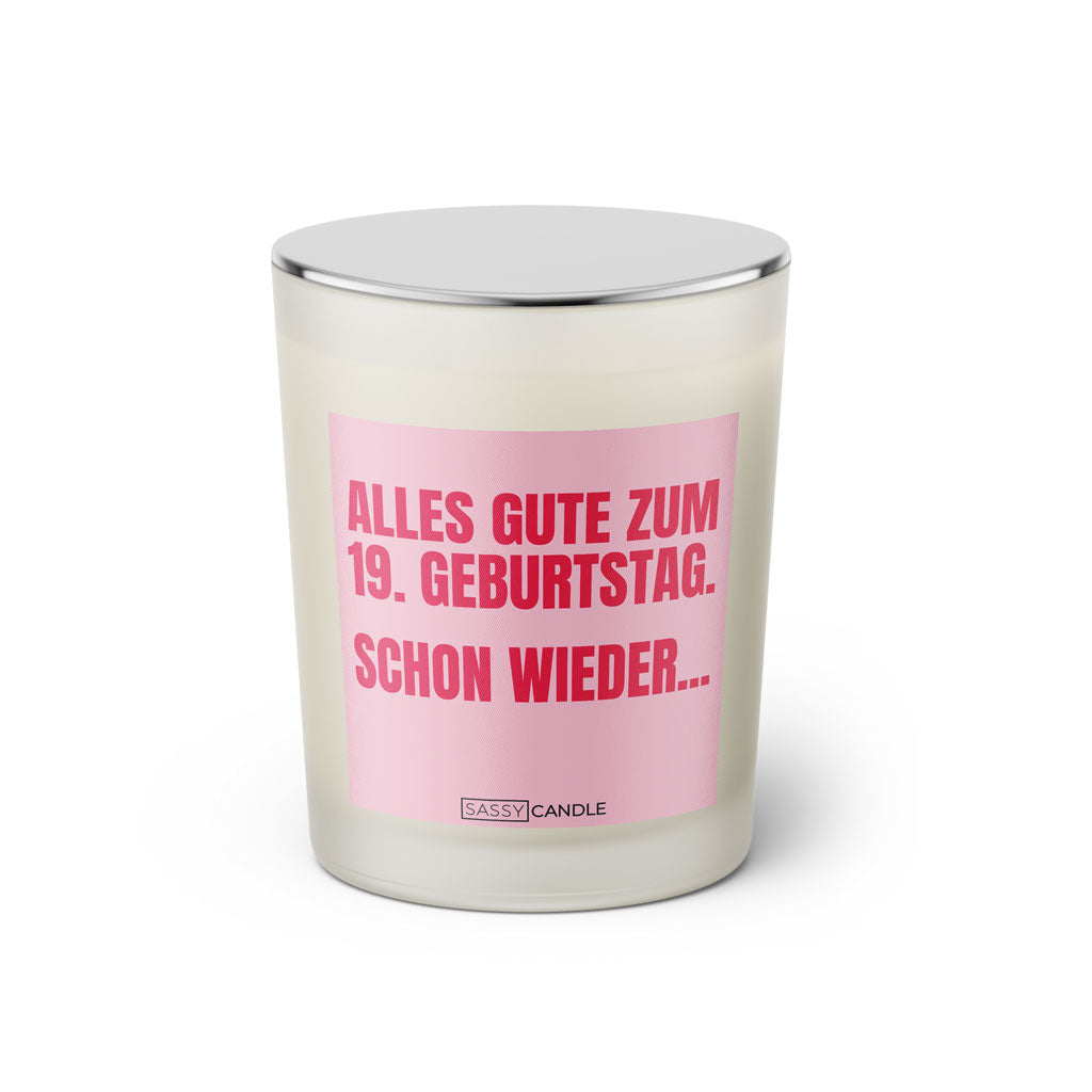 Duftkerze mit witzigem Spruch. Alles Gute zum 19. Geburtstag. Schon wieder. Farbe rosa und pinke Schrift. Kerzenglas mit geschlossenem silbernem Deckel von SassyCandle.