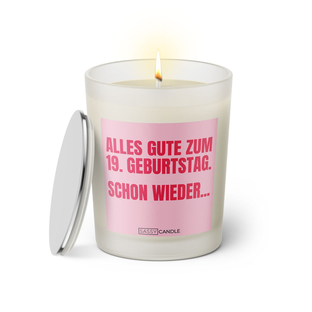 Duftkerze mit witzigem Spruch. Alles Gute zum 59. Geburtstag. Schon wieder. Farbe rosa und pinke Schrift. Kerzenglas mit Deckel von SassyCandle.