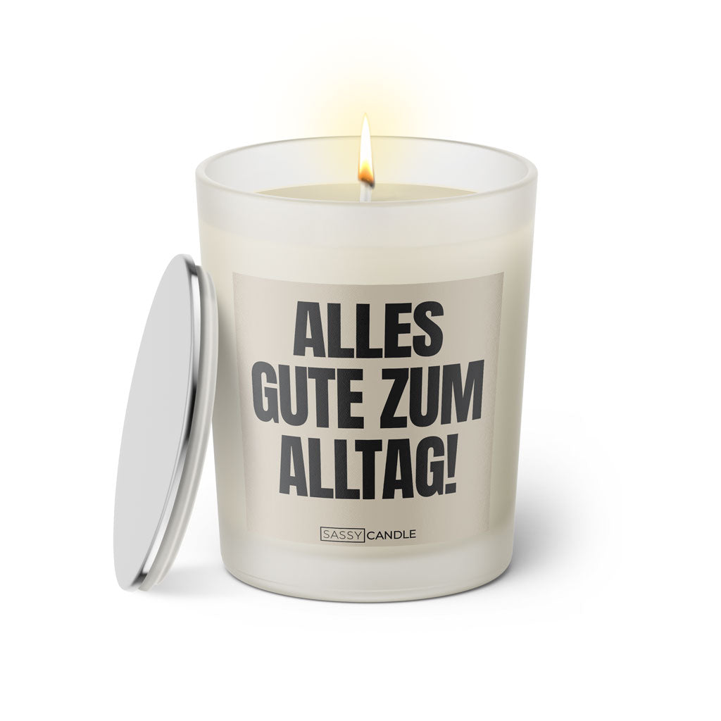 Duftkerze mit witzigen Spruch: Alles Gute zum Alltag. Farbe beige und schwarz von Sassy Candle.
