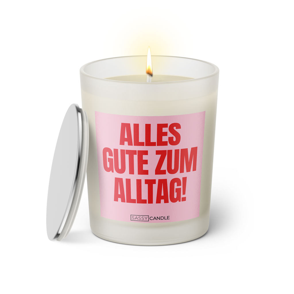 Duftkerze mit witzigen Spruch: Alles Gute zum Alltag. Farbe rosa und pink von Sassy Candle.