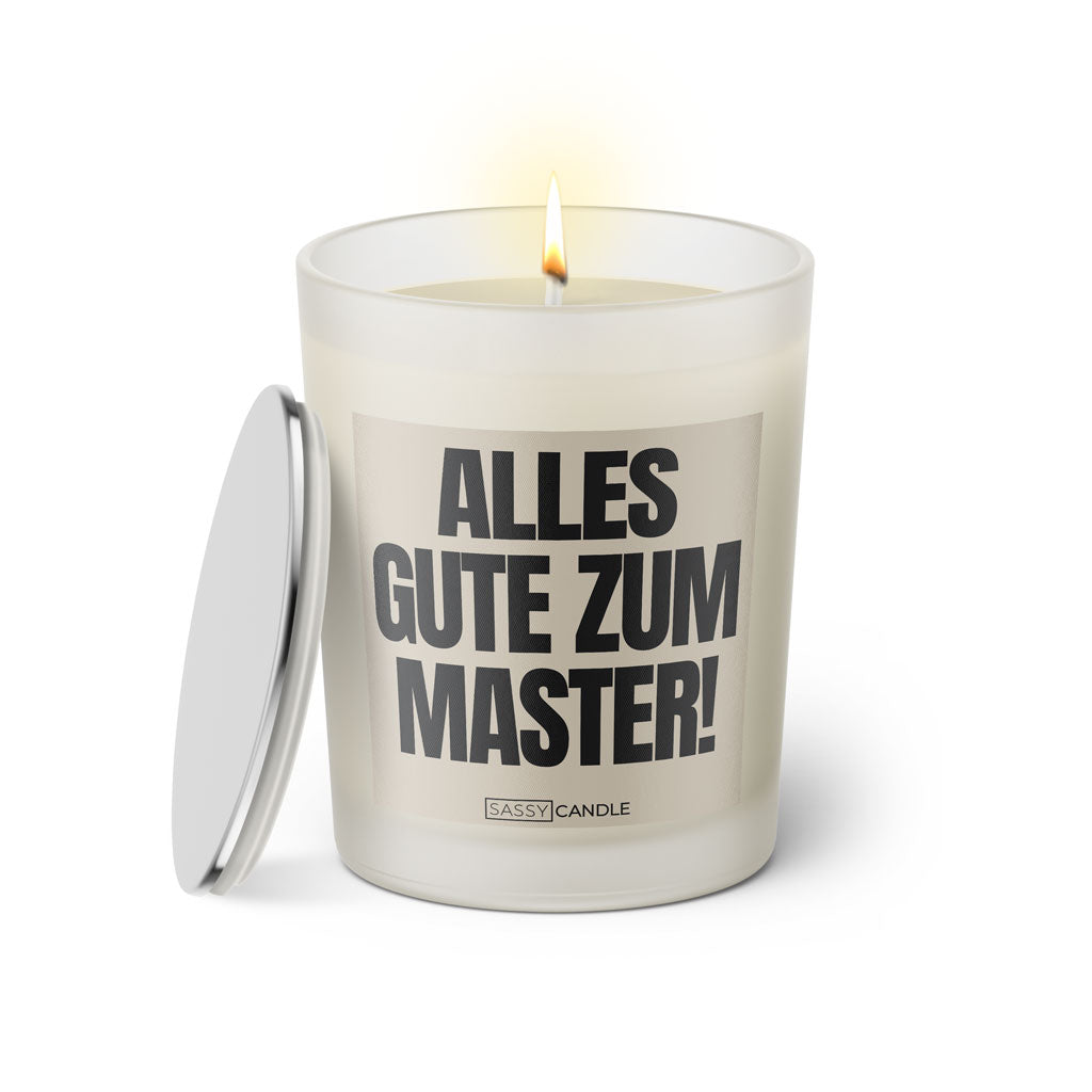 Duftkerze mit witzigen Spruch: Alles Gute zum Master! Farbe beige und schwarz von Sassy Candle.