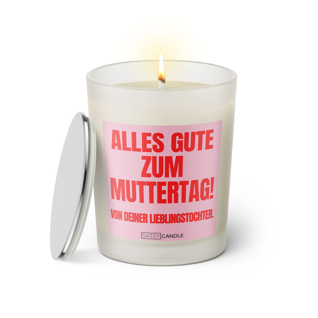 Duftkerze mit witzigem Spruch: Alles Gute zum Muttertag! Von deiner Lieblingstochter. Farbe rosa und pink mit silbernem Deckel von Sassy Candle.