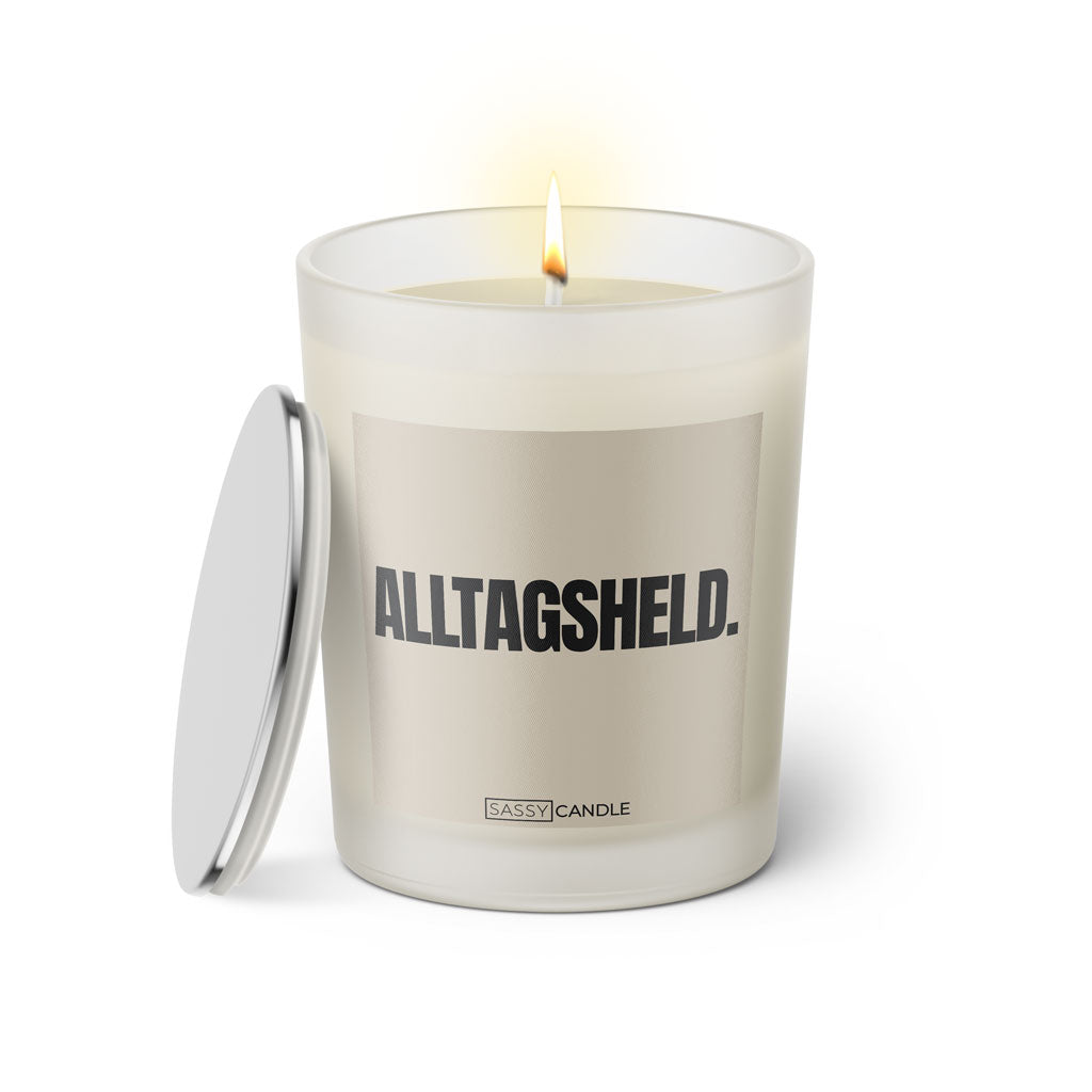 Duftkerze mit Spruch: Alltagsheld. Farbe beige und schwarz von Sassy Candle.