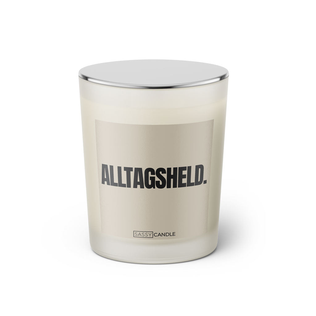 Duftkerze mit Spruch: Alltagsheld. Farbe beige und schwarz von Sassy Candle.