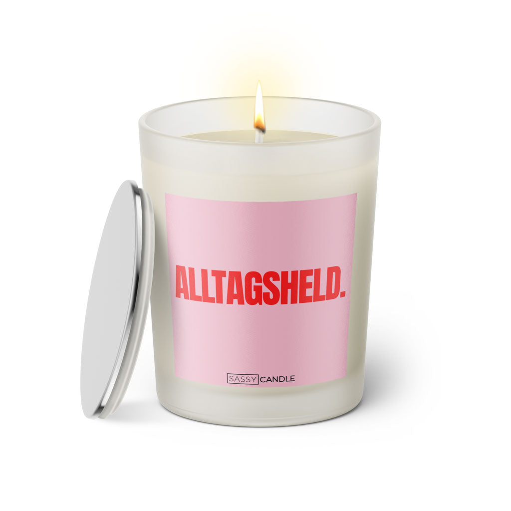 Duftkerze mit Spruch: Alltagsheld. Farbe rosa und pink von Sassy Candle.