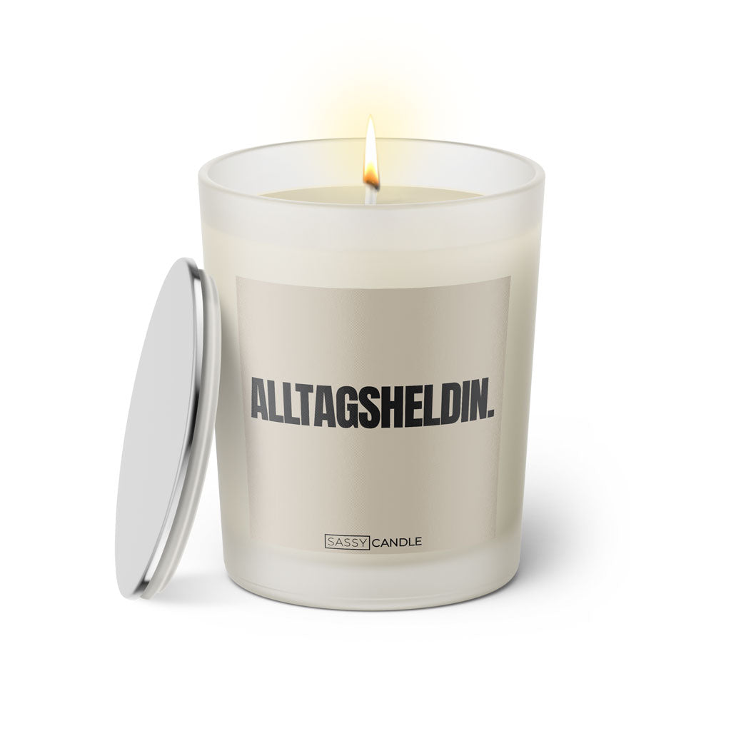 Duftkerze mit Spruch: Alltagsheldin. Farbe beige und schwarz von Sassy Candle.