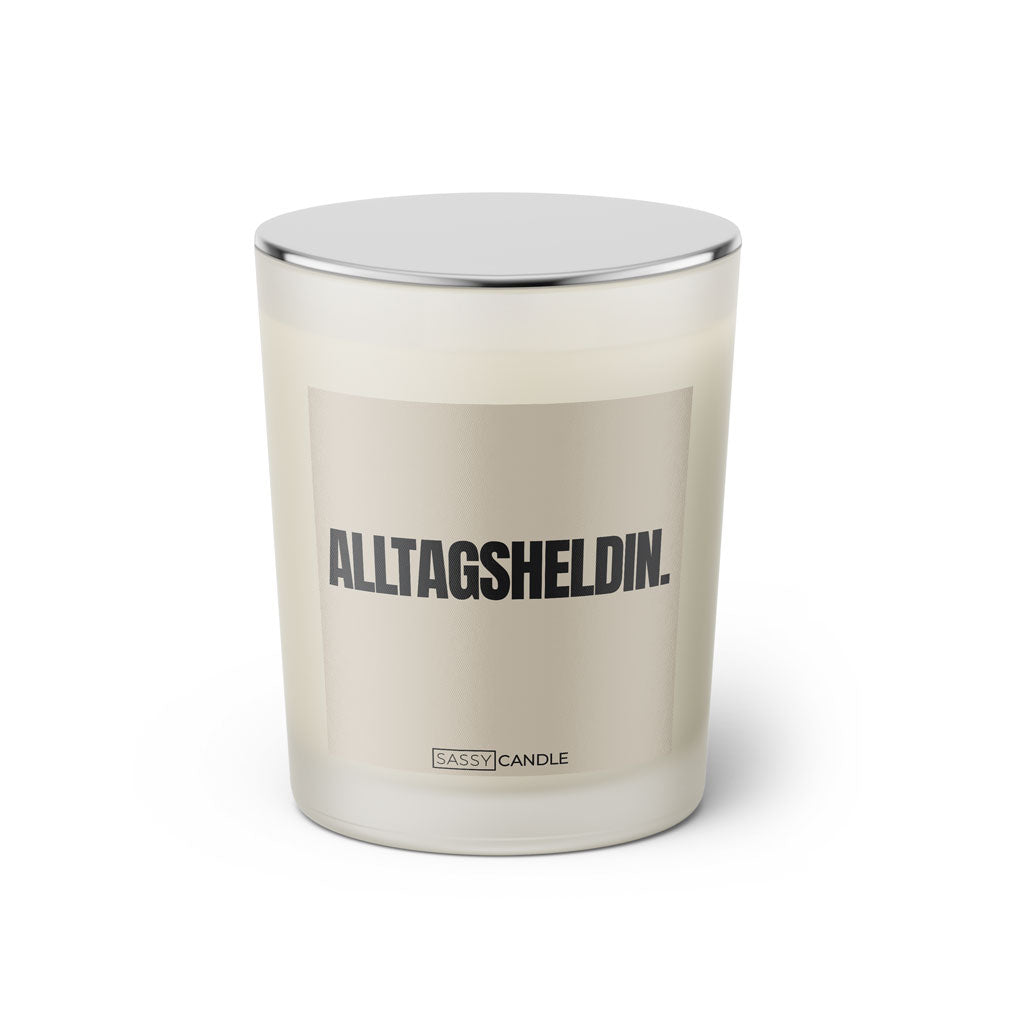 Duftkerze mit Spruch: Alltagsheldin. Farbe beige und schwarz von Sassy Candle.