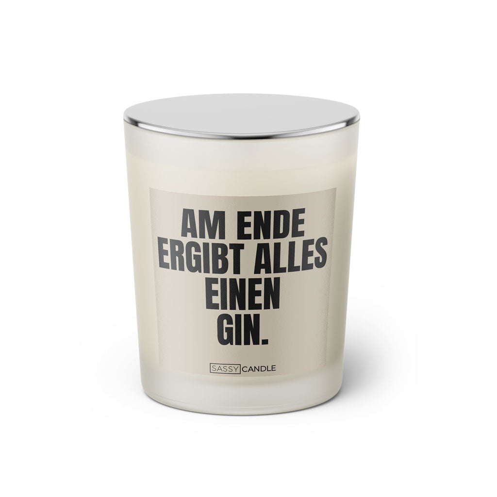 Duftkerze mit witzigem Spruch: Am Ende ergibt alles einen Gin. Farbe beige und schwarze Schrift. Kerzenglas mit silbernem geschlossenem Deckel von SassyCandle.