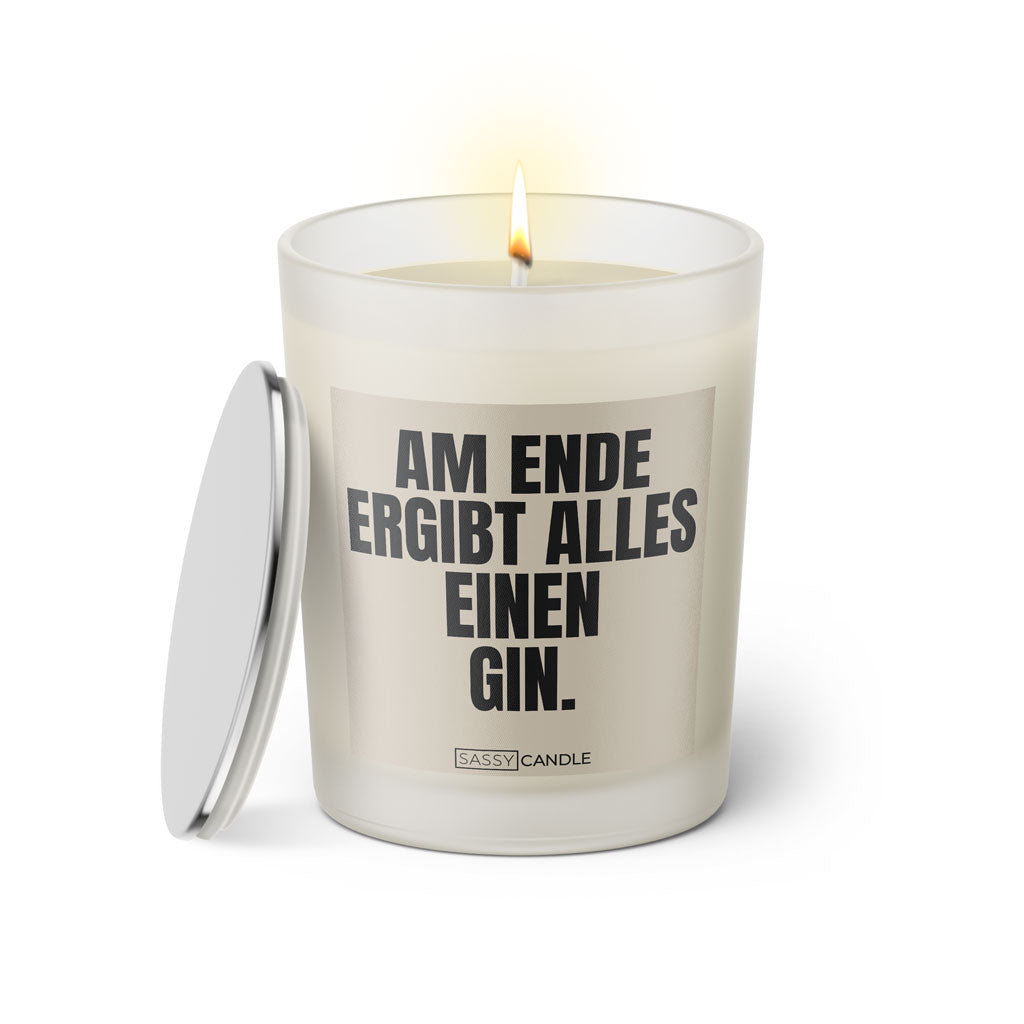 Duftkerze mit witzigem Spruch: Am Ende ergibt alles einen Gin. Farbe beige und schwarze Schrift. Kerzenglas mit silbernem Deckel von SassyCandle.