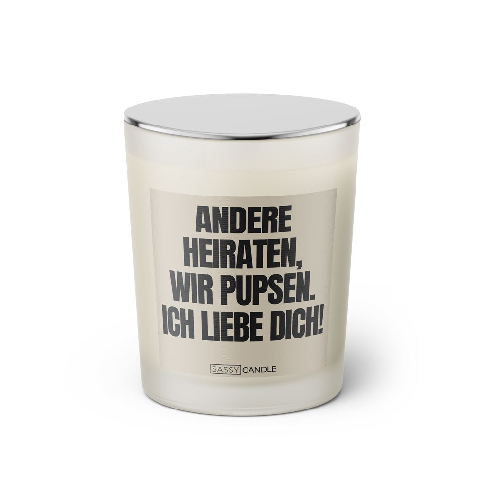 Duftkerze mit witzigen Spruch: Andere heiraten, wir pupsen. Ich liebe dich! Farbe beige und schwarz von Sassy Candle.