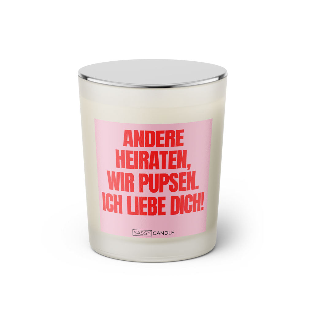 Duftkerze mit witzigen Spruch: Andere heiraten, wir pupsen. Ich liebe dich! Farbe rosa und pink von Sassy Candle.