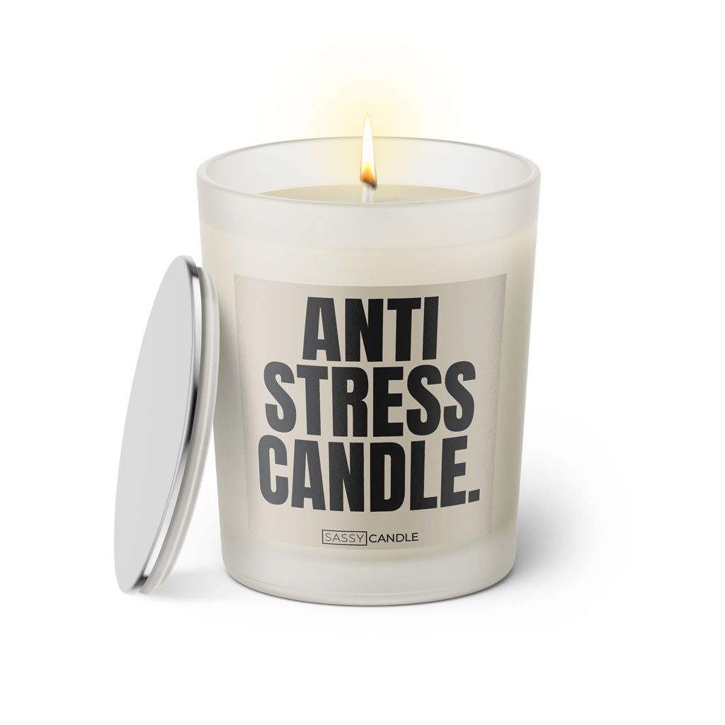 Duftkerze mit witzigem Spruch: Anti stress candle. Farbe beige und schwarze Schrift. Kerzenglas mit silbernem Deckel von SassyCandle.