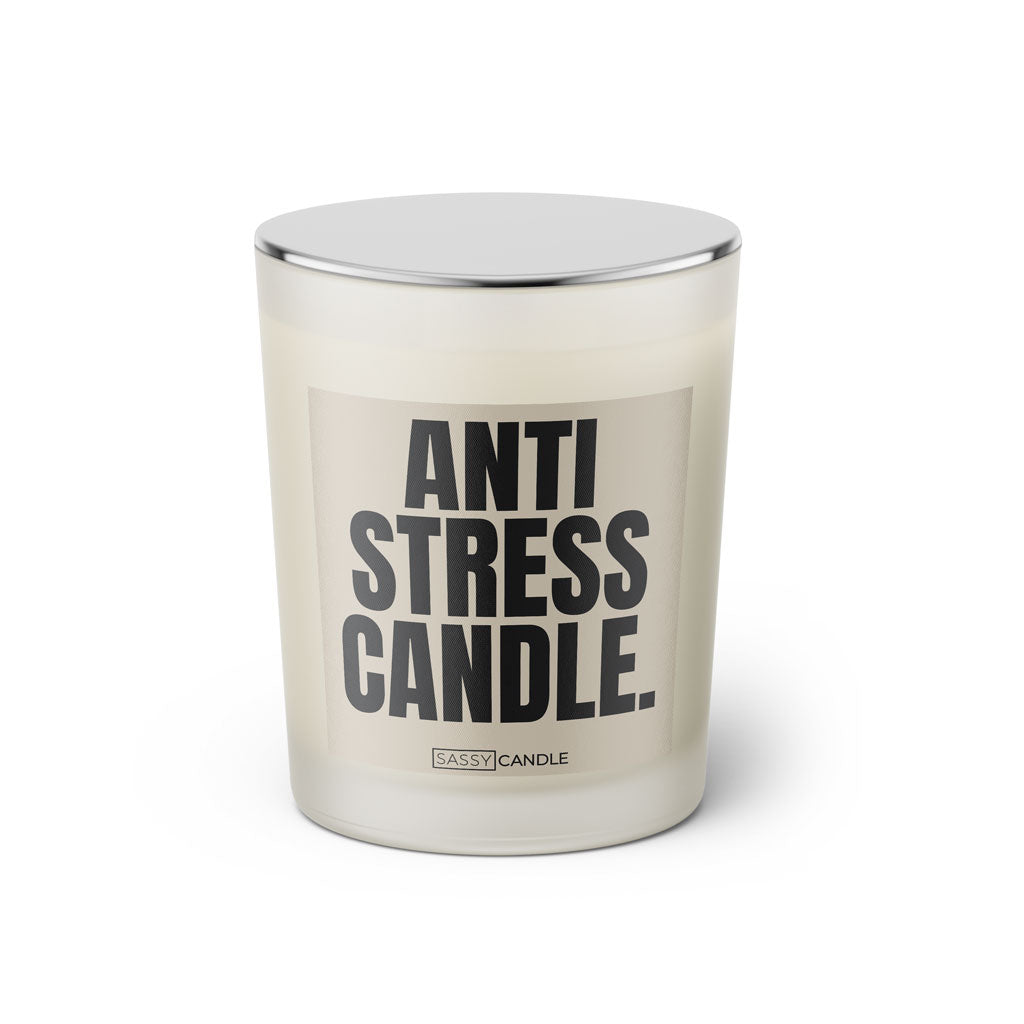Duftkerze mit witzigem Spruch: Anti stress candle. Farbe beige und schwarze Schrift. Kerzenglas mit silbernem geschlossenem Deckel von SassyCandle.