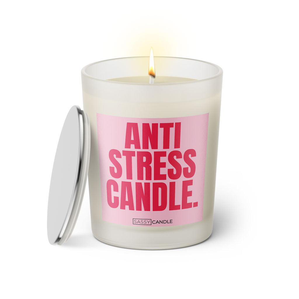 Duftkerze mit witzigem Spruch: Anti stress candle. Farbe rosa und pinke Schrift. Kerzenglas mit silbernem Deckel von SassyCandle.