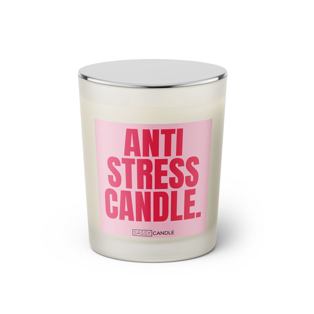Duftkerze mit witzigem Spruch: Anti stress candle. Farbe rosa und pinke Schrift. Kerzenglas mit silbernem geschlossenem Deckel von SassyCandle.