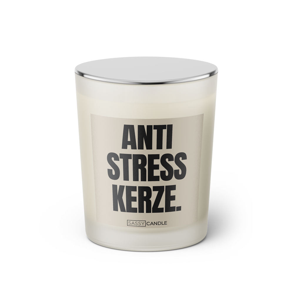 Duftkerze mit witzigem Spruch: Anti Stress Kerze. Farbe beige und schwarze Schrift. Kerzenglas mit silbernem geschlossenem Deckel von SassyCandle.