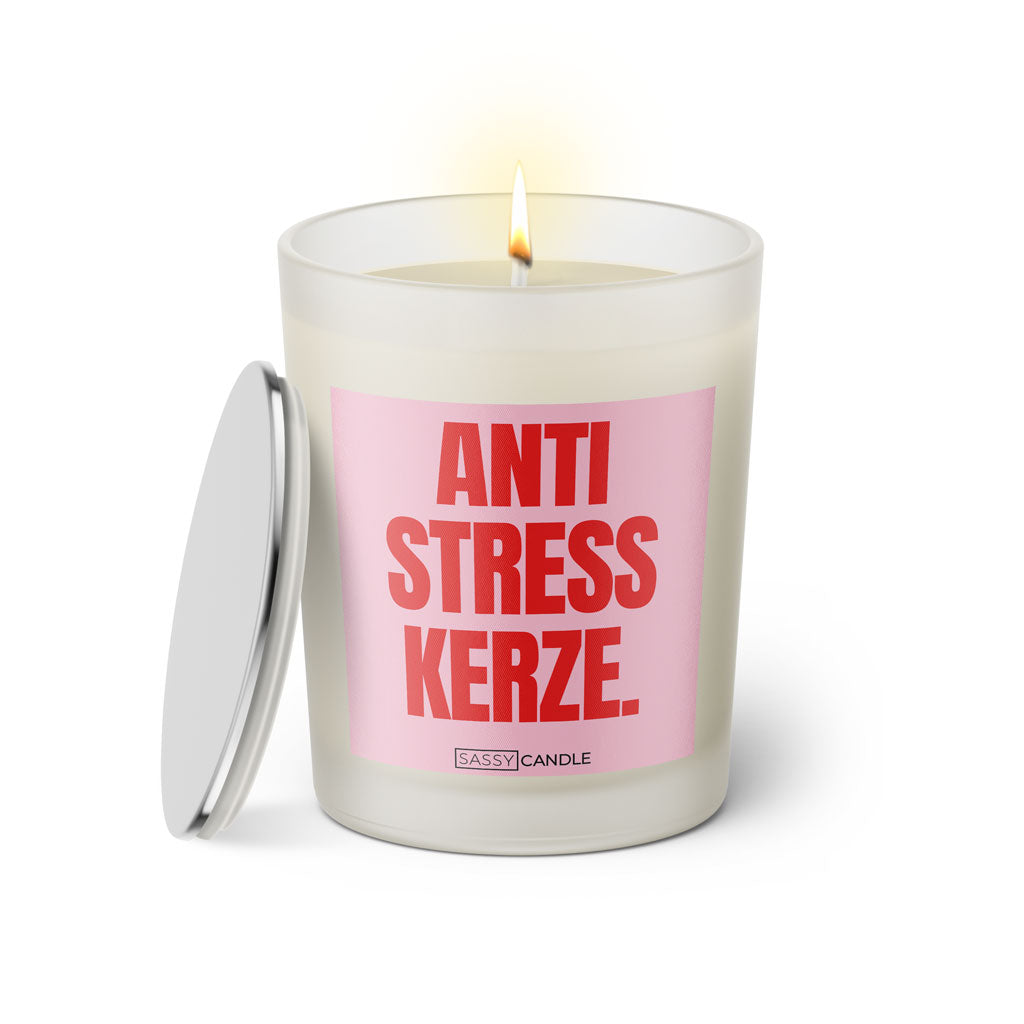 Duftkerze mit witzigem Spruch: Anti Stress Kerze. Farbe rosa und pinke Schrift. Kerzenglas mit silbernem Deckel von SassyCandle.