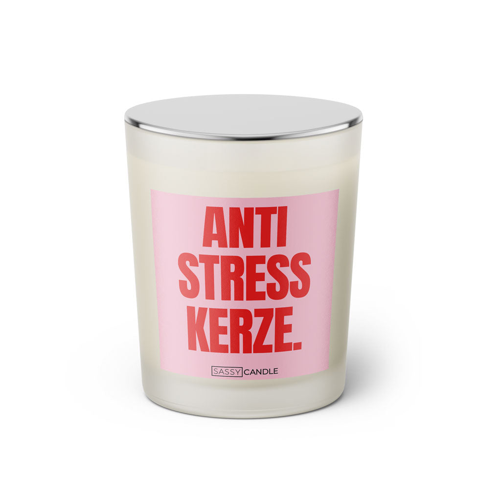 Duftkerze mit witzigem Spruch: Anti Stress Kerze. Farbe rosa und pinke Schrift. Kerzenglas mit silbernem geschlossenem Deckel von SassyCandle.