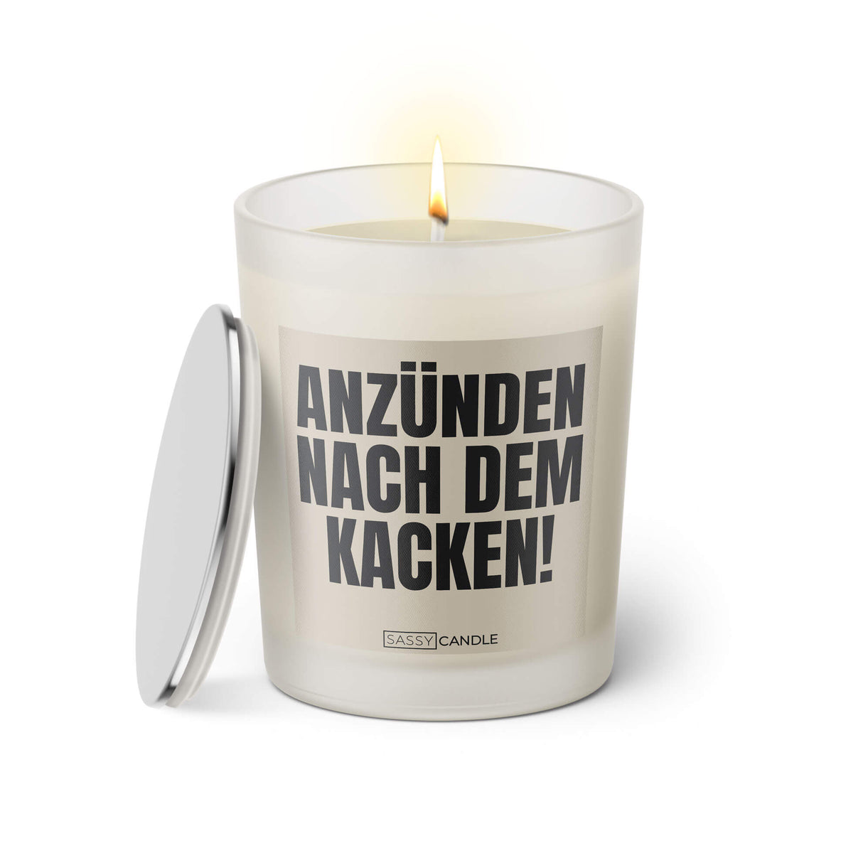 Duftkerze mit witzigen Spruch: Anzünden nach dem kacken! Farbe beige und schwarz von Sassy Candle.