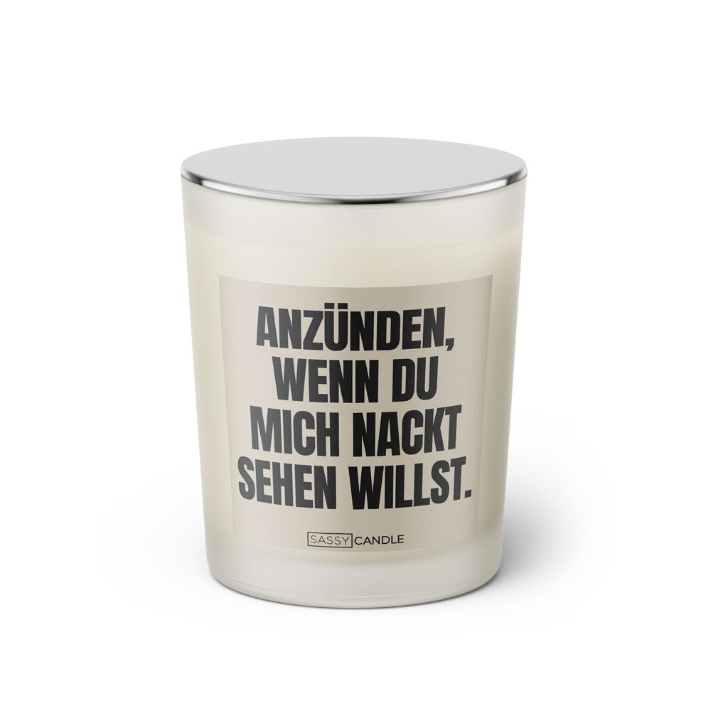 Duftkerze mit Spruch: Anzünden, wenn du mich nackt sehen willst. Farbe beige und schwarz von Sassy Candle.