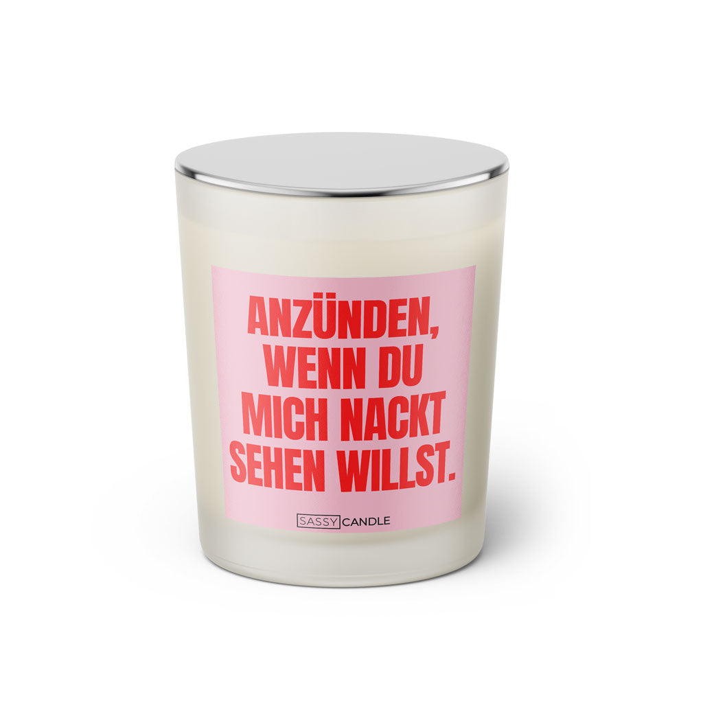 Duftkerze mit Spruch: Anzünden, wenn du mich nackt sehen willst. Farbe rosa und pink von Sassy Candle.