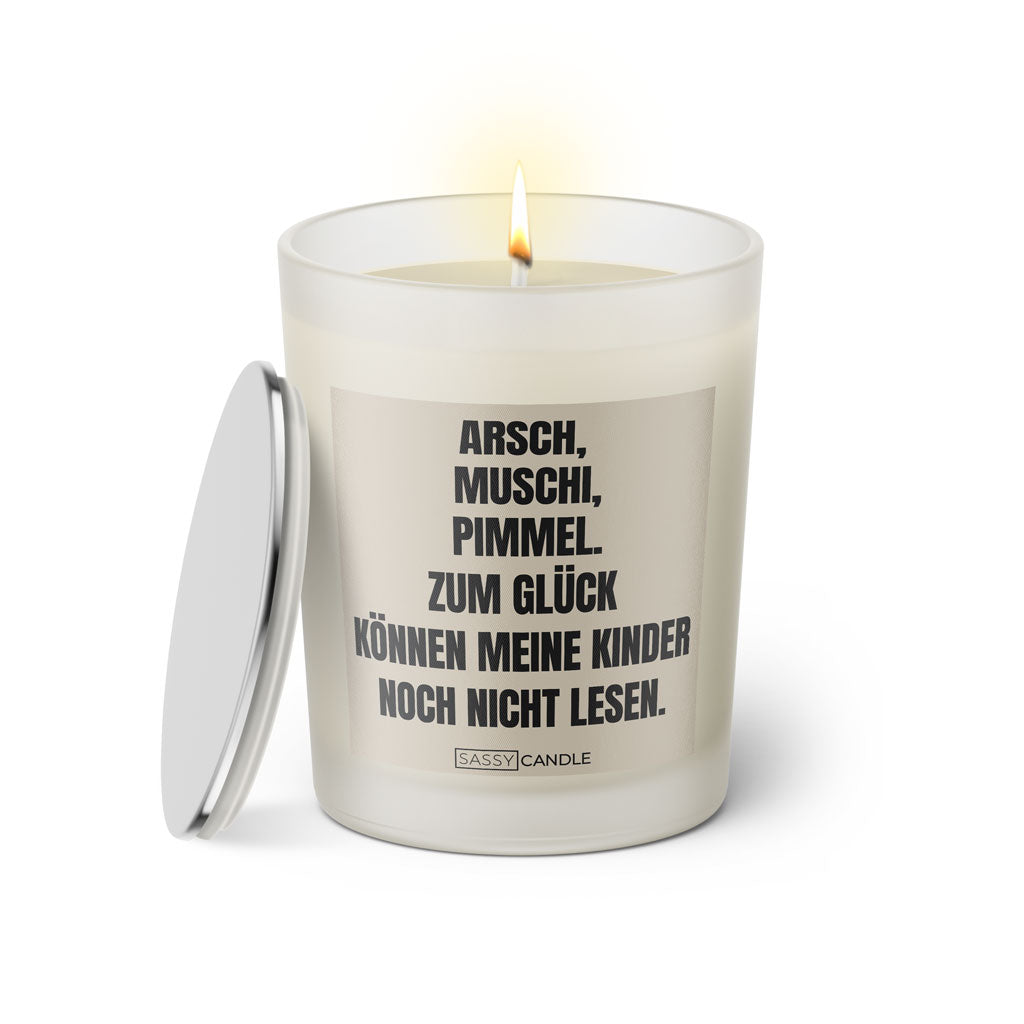 Duftkerze mit Spruch: Arsch, Muschi, Pimmel. Zum Glück können meine Kinder noch nicht lesen. Farbe beige und schwarz von Sassy Candle.