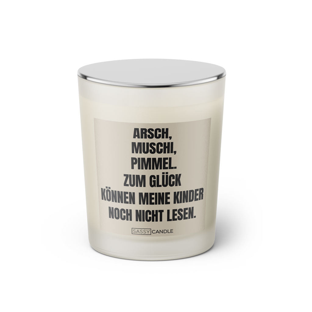 Duftkerze mit Spruch: Arsch, Muschi, Pimmel. Zum Glück können meine Kinder noch nicht lesen. Farbe beige und schwarz von Sassy Candle.