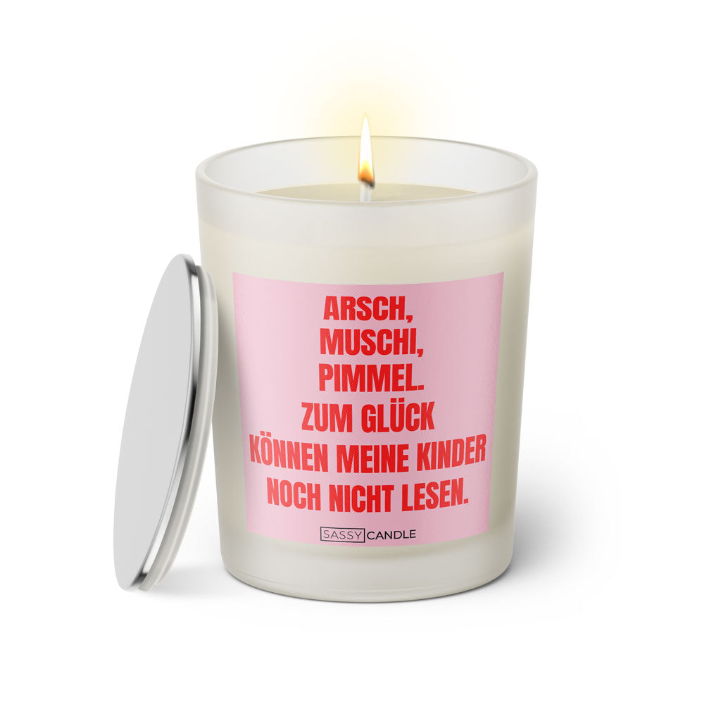 Duftkerze mit Spruch: Arsch, Muschi, Pimmel. Zum Glück können meine Kinder noch nicht lesen. Farbe rosa und pink von Sassy Candle.