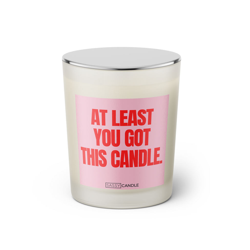 Duftkerze mit witzigen Spruch: At least you got this candle. Farbe rosa und pink von Sassy Candle.