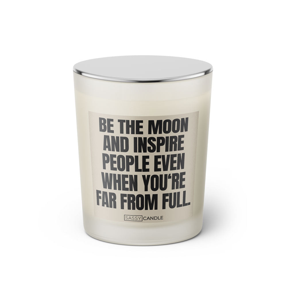 Duftkerze mit witzigen Spruch: Be the moon and inspire people even when you're far from full. Farbe beige und schwarz von Sassy Candle.