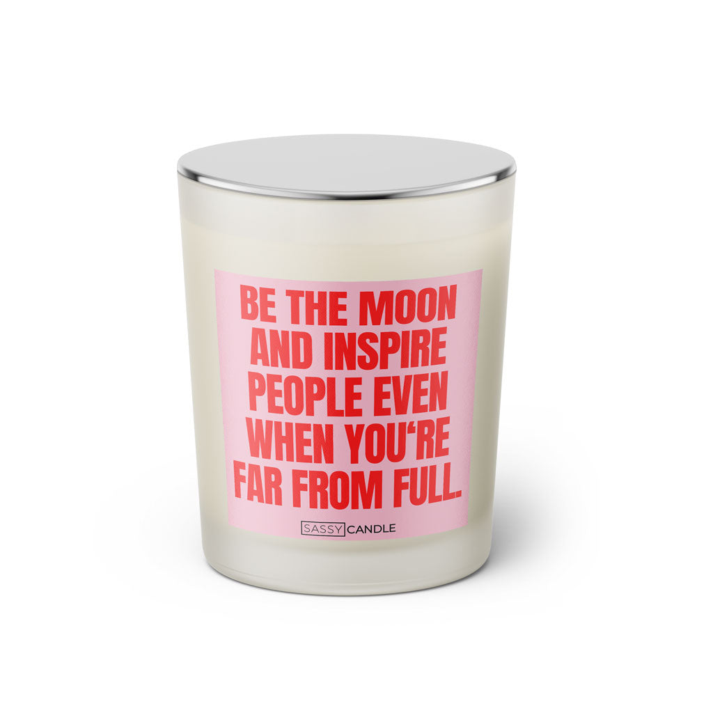 Duftkerze mit witzigen Spruch: Be the moon and inspire people even when you're far from full. Farbe rosa und pink von Sassy Candle.
